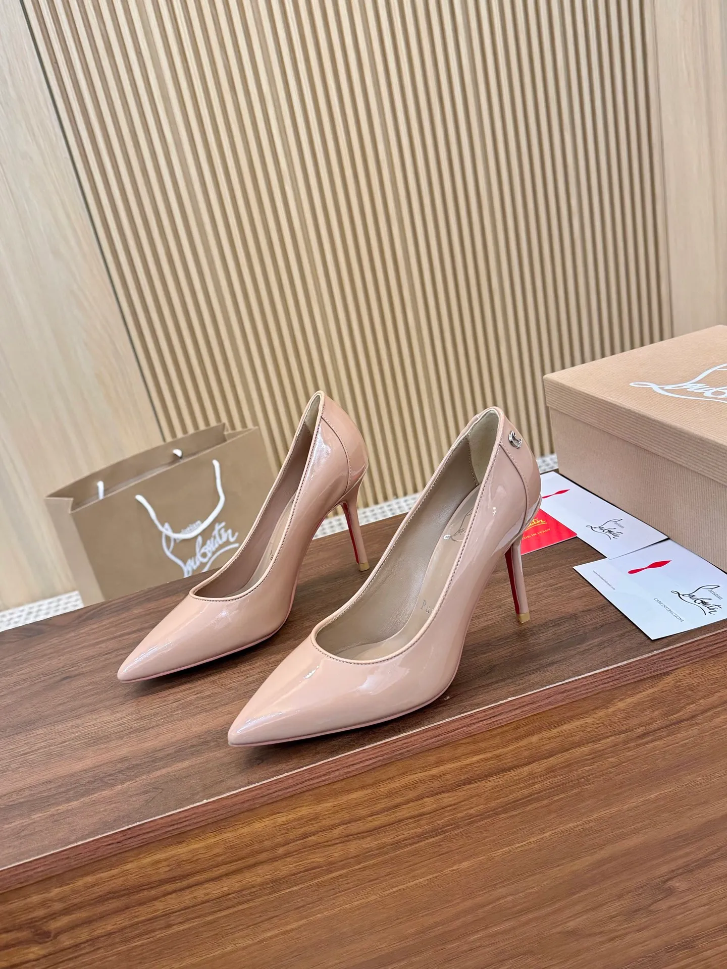 👟👟Ex-factory price 480👟👟 Genuine leather sole +40 Year-round shipment💝Christian Louboutin CL👠 "Patent Leather Hemming Craft Series" Noble and luxurious, real blingbling👟👟 Real materials, all customized by the pattern maker, and the materials are made of original customized materials to achieve the taste of the original 5 color options💍Upper: Imported👉cow patent leather💪 Lining: Sheepskin foot pad/lining Size: 34-40.41.42 Heel height: two options: 10.5cm and 8.5cm
